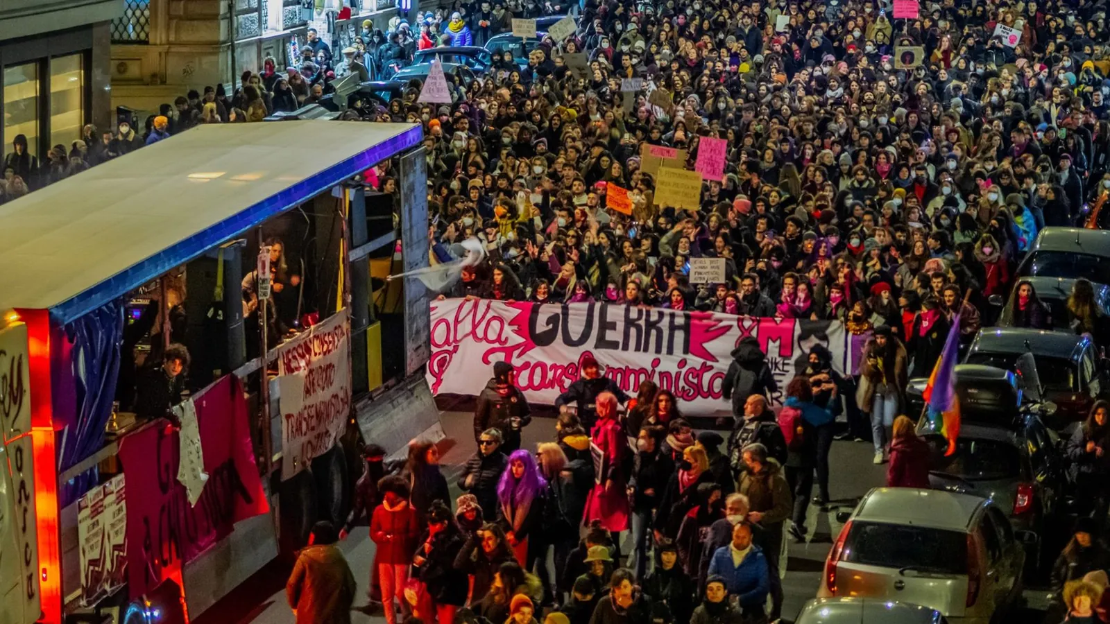 Symbolbild zu: Voll extrem! Wie der Extremismusbegriff Linke mundtot machen soll